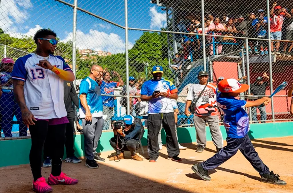 Ronald Acuña Jr. imparte clínica para niños de Petare