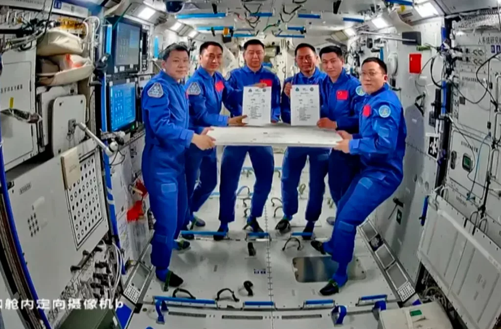 Astronautas chinos regresan a la Tierra tras extender su misión por posible daño de basura espacial