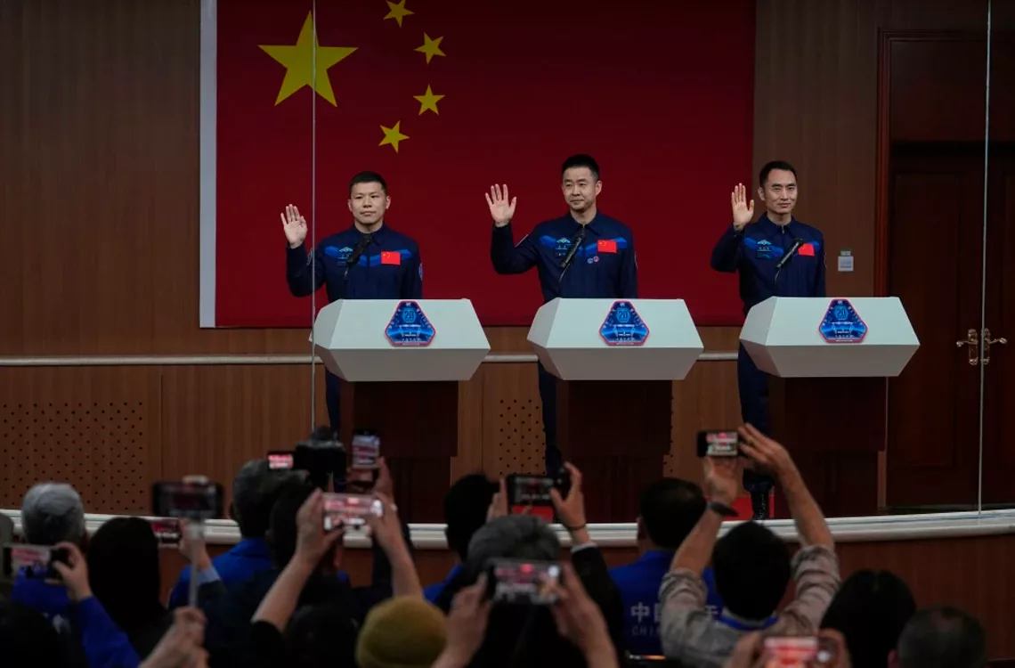 Astronautas chinos regresan a la Tierra tras extender su misión por posible daño de basura espacial