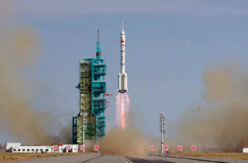 Astronautas chinos regresan a la Tierra tras extender su misión por posible daño de basura espacial