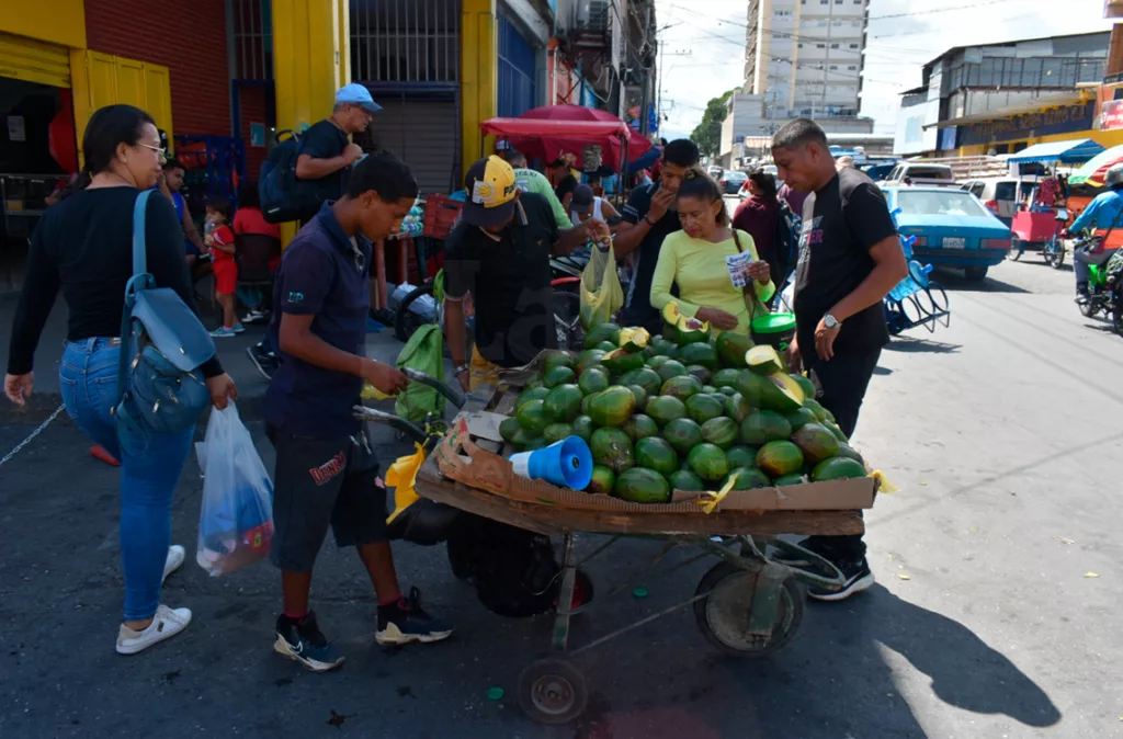 Vendedores informales piden un espacio para trabajar