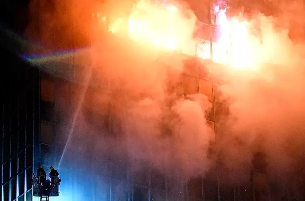 Fuerte incendio destruye el rascacielos Vjesnik en Zagreb, Croatia