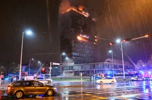 Fuerte incendio destruye el rascacielos Vjesnik en Zagreb, Croatia