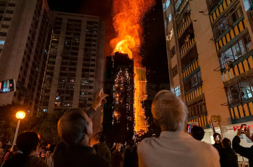 Gran incendio en edificios de Hong Kong deja al menos una docena de fallecidos