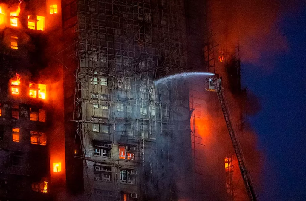 Gran incendio en edificios de Hong Kong deja al menos una docena de fallecidos