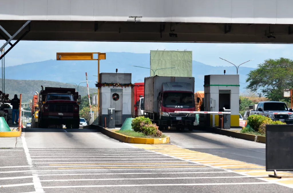 Incremento de peajes toma por sorpresa a conductores de carga pesada