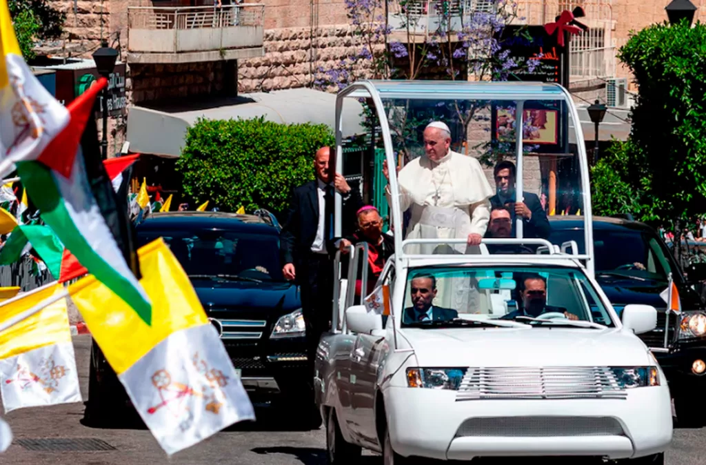 Papamóvil del fallecido Francisco fue convertido en una clínica para niños en Gaza