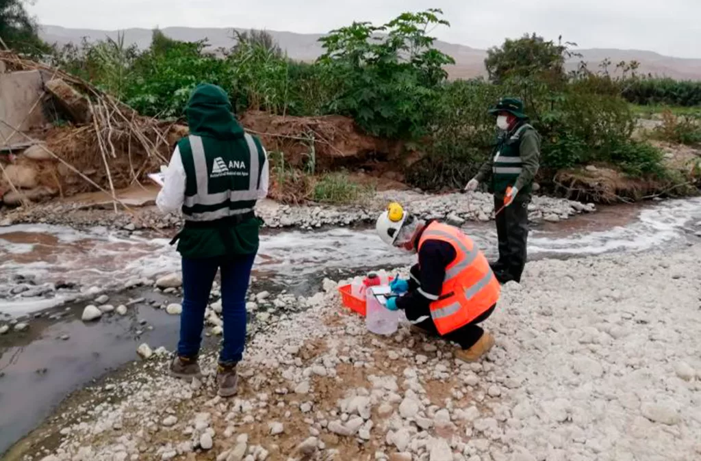 Perú penalizará con 2 a 4 años de cárcel a quien arroje residuos sólidos a ríos