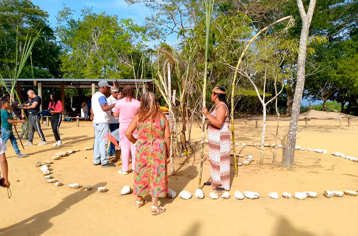 Pueblos indígenas en riesgo por pérdida de tradiciones y lengua Pueblos indígenas en riesgo por pérdida de tradiciones y lengua