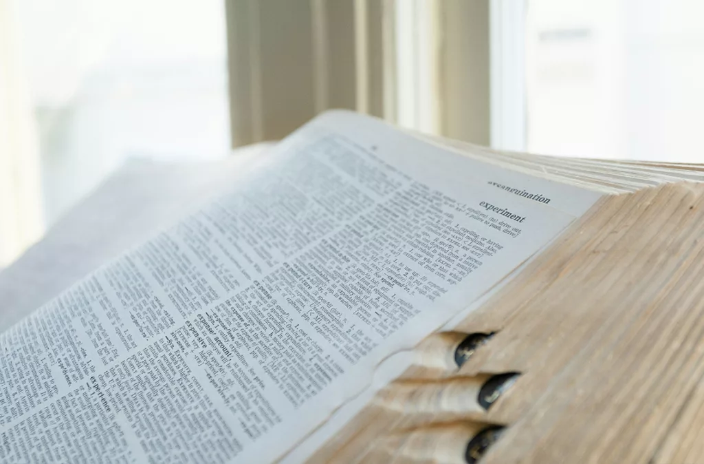 ¿Es un error decir "subir arriba" y "bajar abajo"? La RAE aclara que son válidos por énfasis