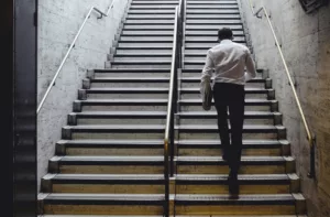 ¿Es un error decir "subir arriba" y "bajar abajo"? La RAE aclara que son válidos por énfasis