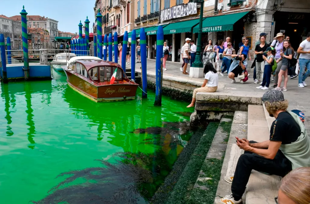 Gran Canal de Venecia fue teñido de verde por ecologistas en protesta contra el cambio climático
