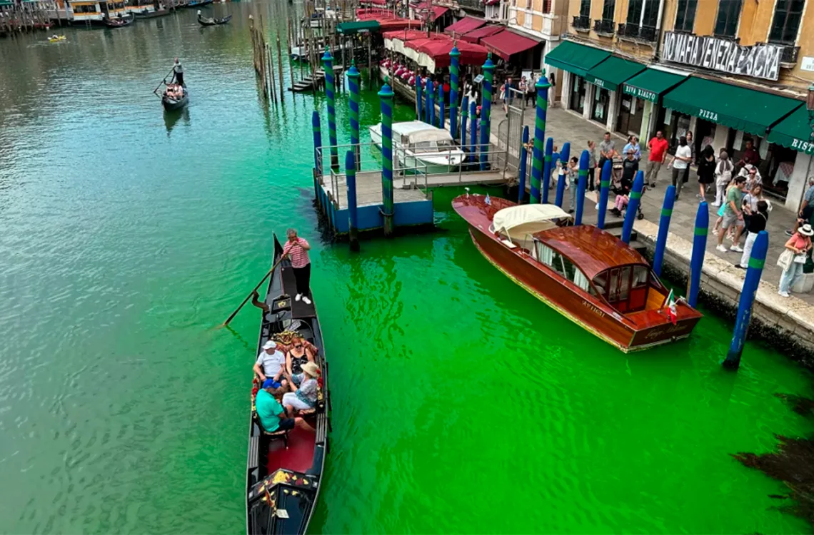 Gran Canal de Venecia fue teñido de verde por ecologistas en protesta contra el cambio climático