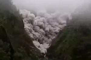 Volcán Semeru desata columna de ceniza de 5,6 Km de altura e Indonesia eleva al máximo alerta volcánica