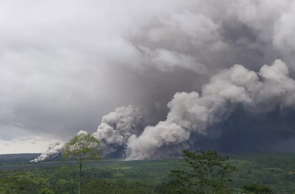 Volcán Semeru desata columna de ceniza de 5,6 Km de altura e Indonesia eleva al máximo alerta volcánica