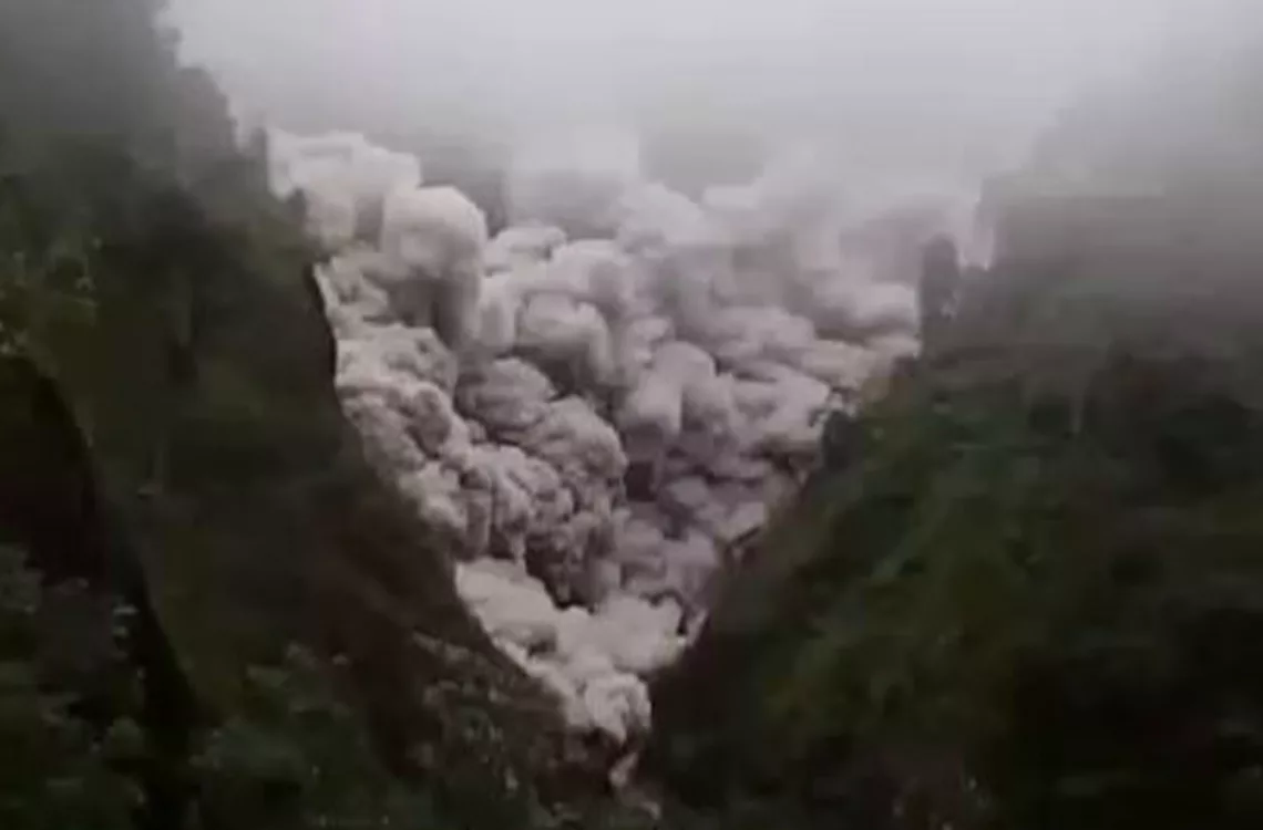 Volcán Semeru desata columna de ceniza de 5,6 Km de altura Volcán Semeru desata columna de ceniza de 5,6 Km de altura e Indonesia eleva al máximo alerta volcánica