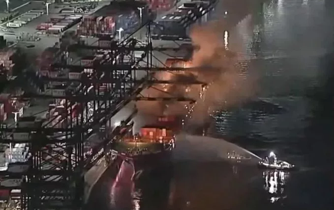 Explosión en un buque paraliza el Puerto de Los Ángeles