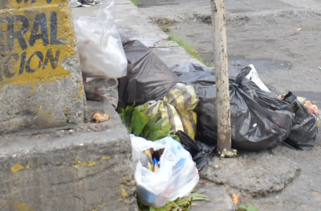 Aceras deterioradas y obstruidas ponen en peligro a los peatones en Barquisimeto