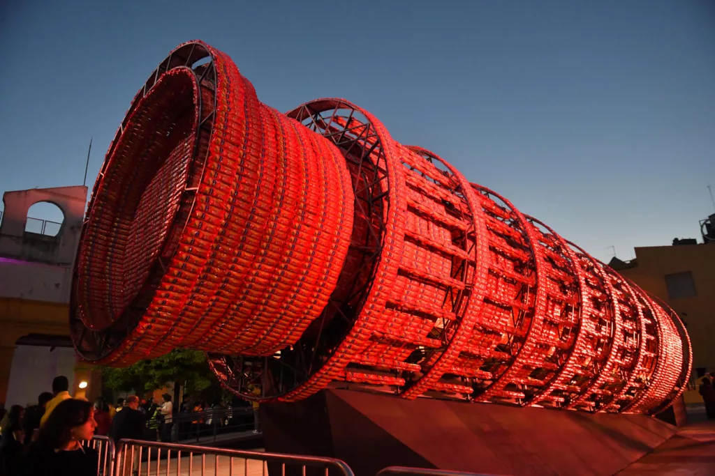 Torre de Pisa de espaguetis: la obra conceptual de una artista plástica en Buenos Aires