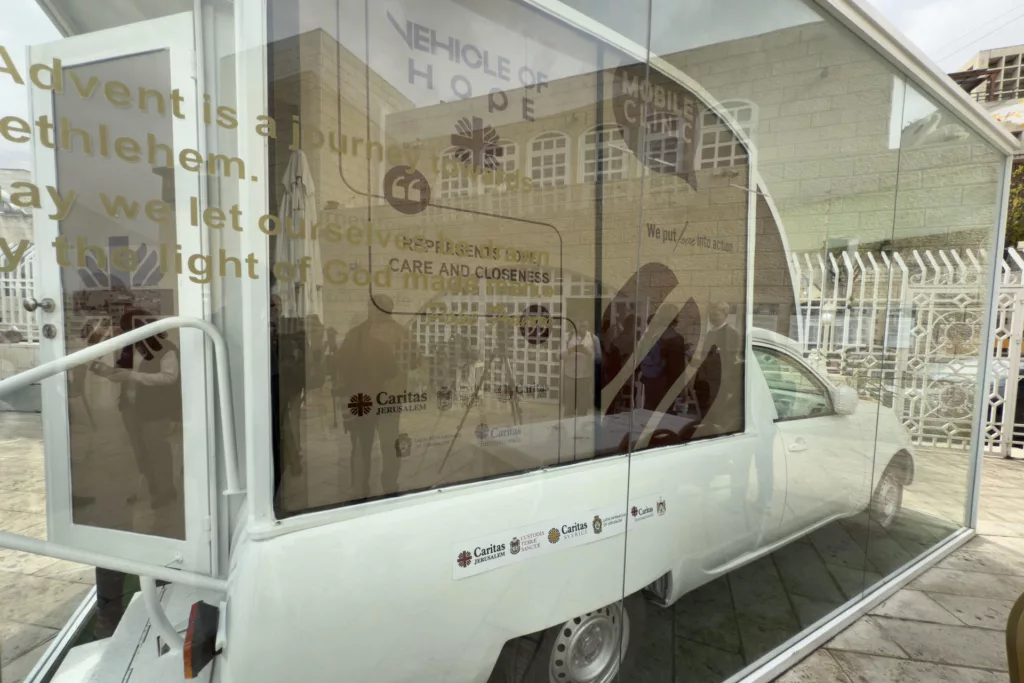 Papamóvil del fallecido Francisco fue convertido en una clínica para niños en Gaza