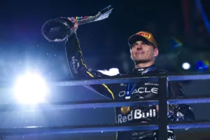 Verstappen reina en el GP de Las Vegas y sigue luchando por el Mundial tras la descalificación de los McLaren