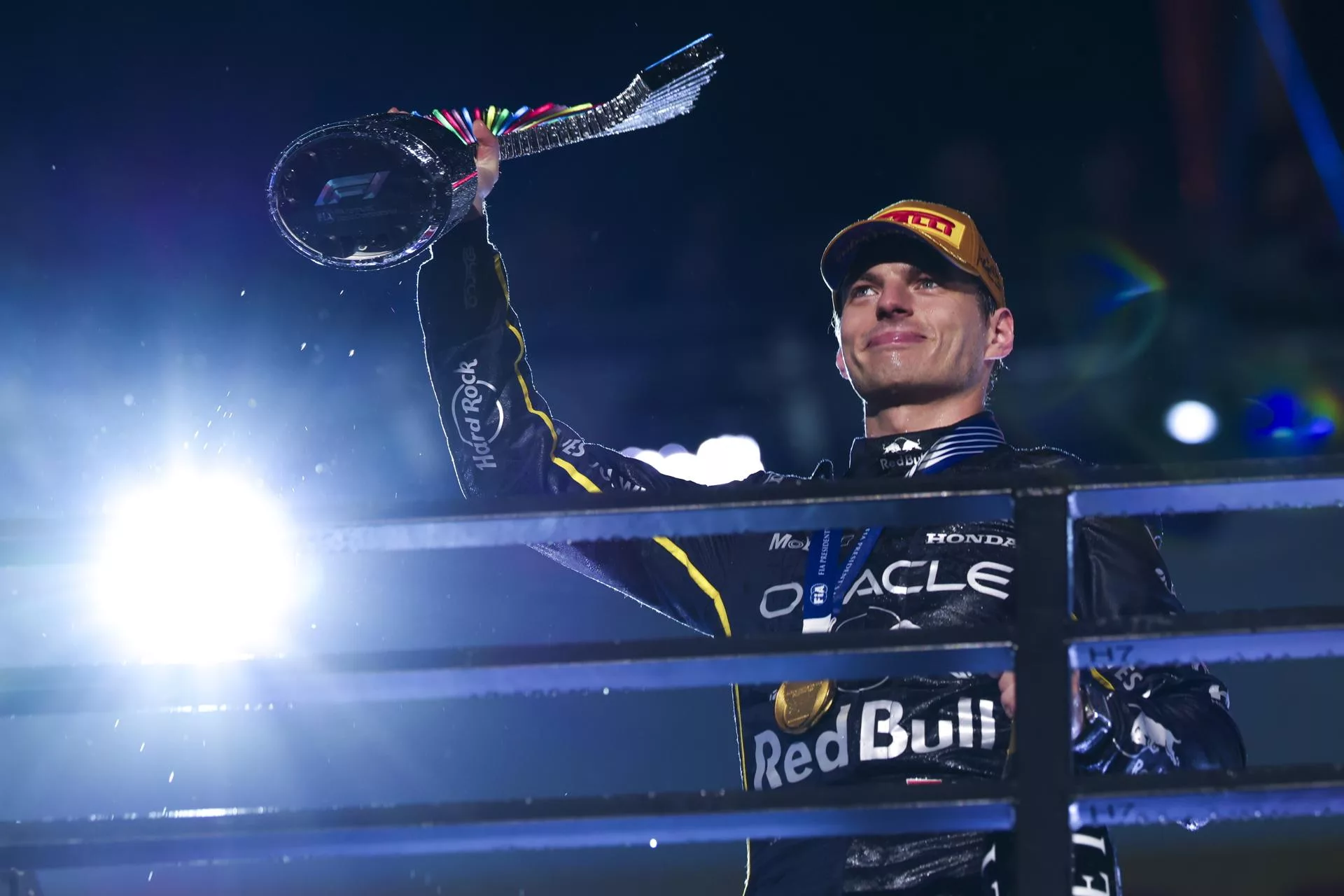 Verstappen reina en el GP de Las Vegas y sigue luchando por el Mundial tras la descalificación de los McLaren