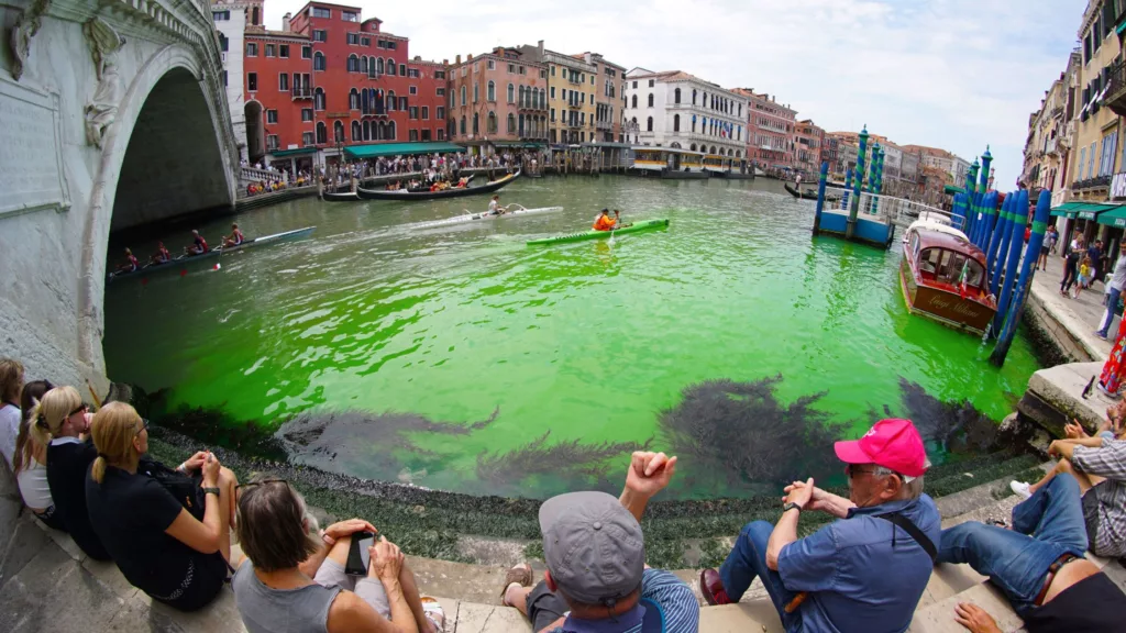 Gran Canal de Venecia fue teñido de verde por ecologistas en protesta contra el cambio climático