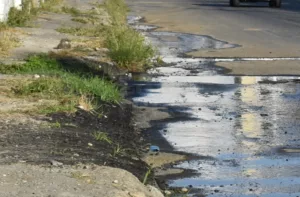 Desborde incesante de aguas blancas afecta a familias y comercios en la carrera 21