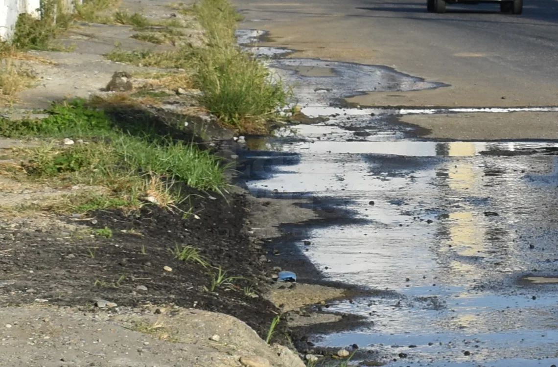 Desborde incesante de aguas blancas afecta a familias y comercios en la carrera 21