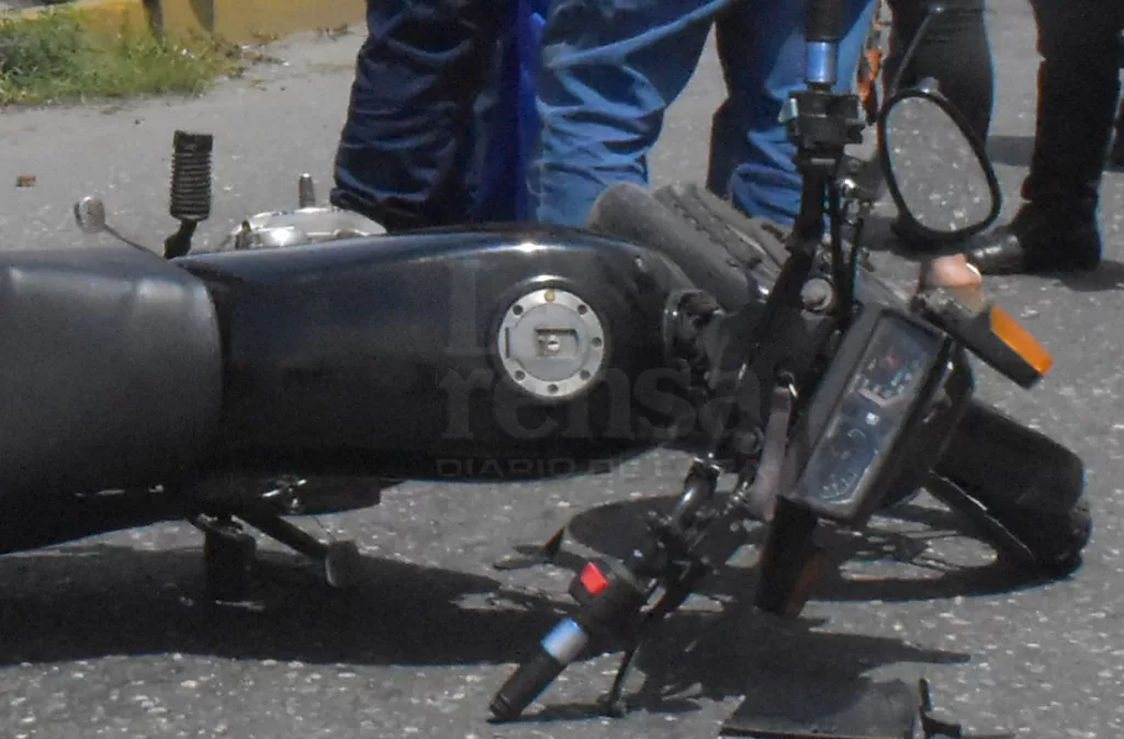 Dos hombres perdieron la vida tras impactar su moto contra un autobús