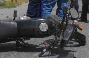 Dos hombres perdieron la vida tras impactar su moto contra un autobús