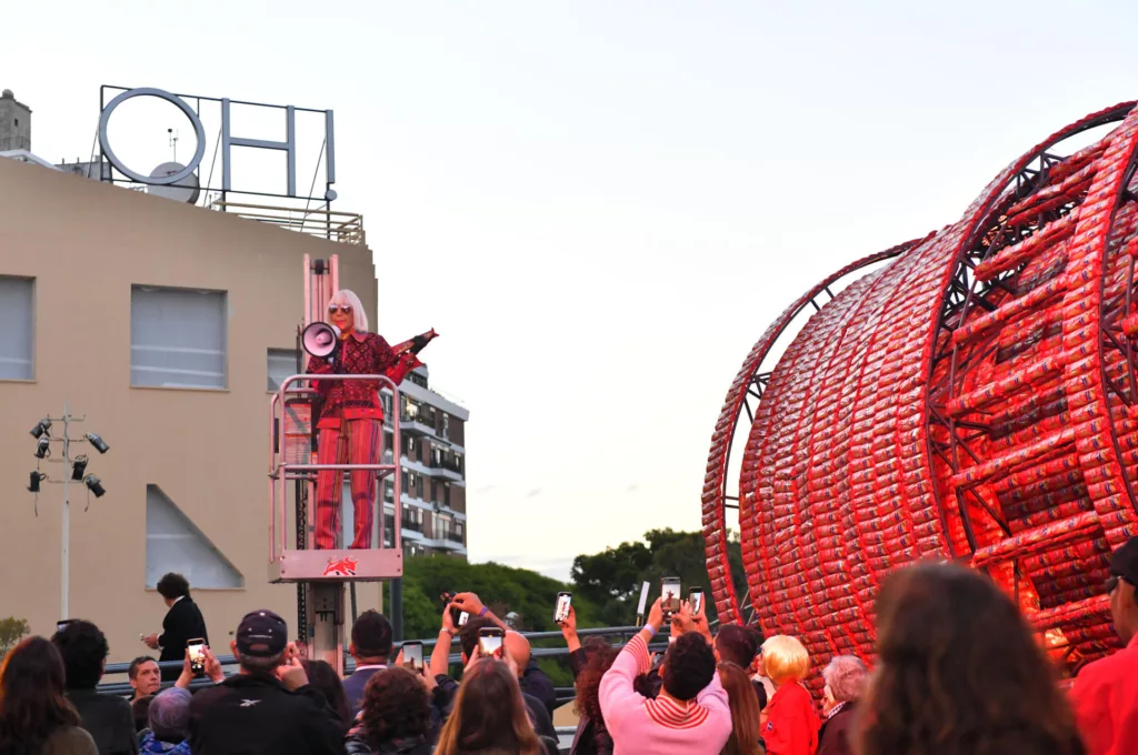 Torre de Pisa de espaguetis: la obra conceptual de una artista plástica en Buenos Aires