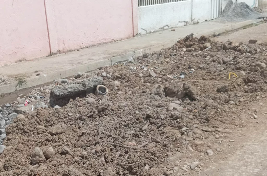 Filtración de agua erosiona el asfalto en San Jacinto