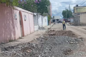 Filtración de agua erosiona el asfalto en San Jacinto