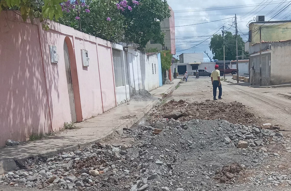 Filtración de agua erosiona el asfalto en San Jacinto Filtración de agua erosiona el asfalto en San Jacinto