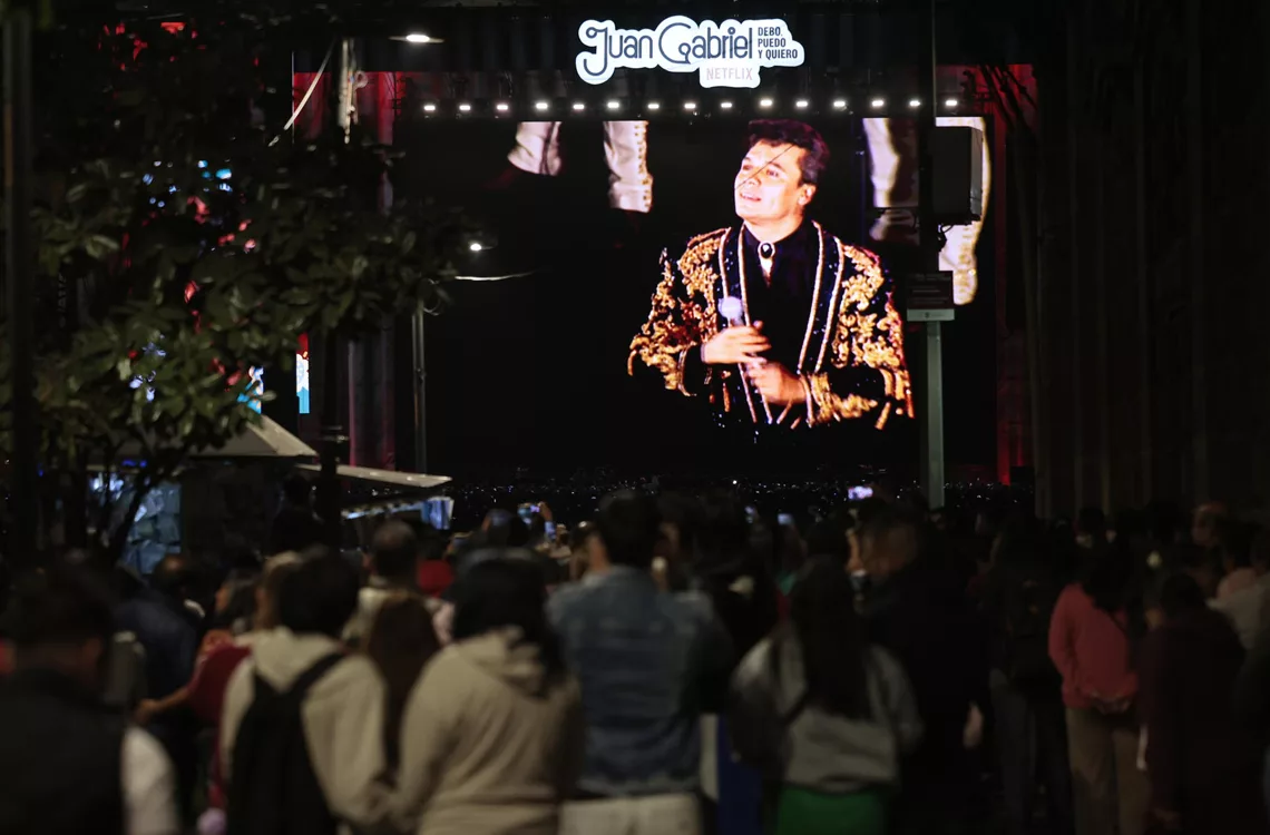 Juan Gabriel y su música hacen vibrar a México