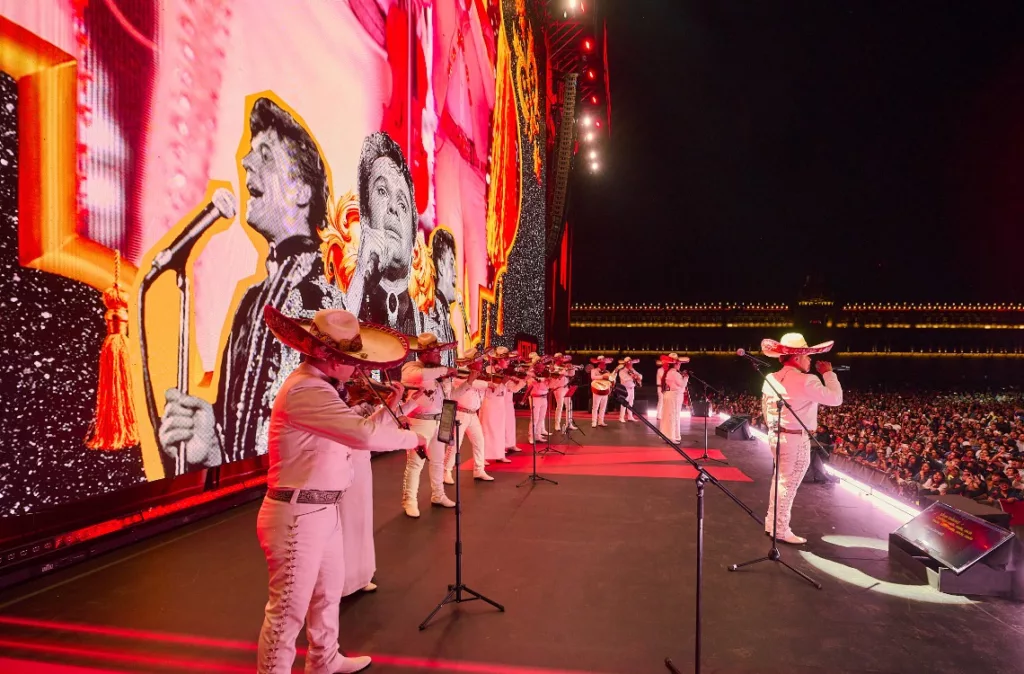 Juan Gabriel y su música hacen vibrar a México