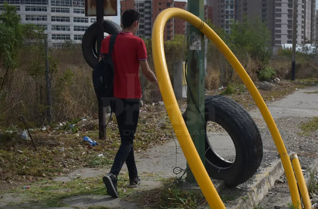 Aceras deterioradas y obstruidas ponen en peligro a los peatones en Barquisimeto