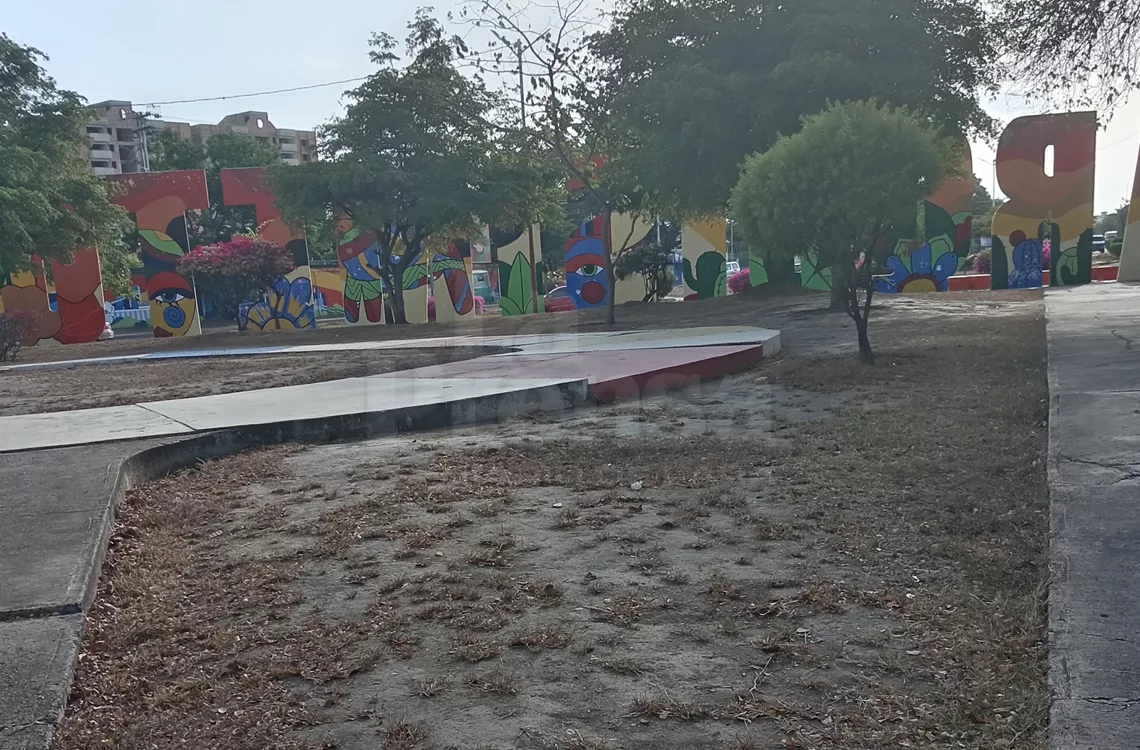 Usuarios solicitan el reacondicionamiento de áreas verdes y juegos en el parque del Obelisco