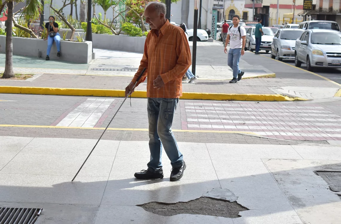 Aceras deterioradas y obstruidas ponen en peligro a los peatones en Barquisimeto Aceras deterioradas y obstruidas ponen en peligro a los peatones en Barquisimeto