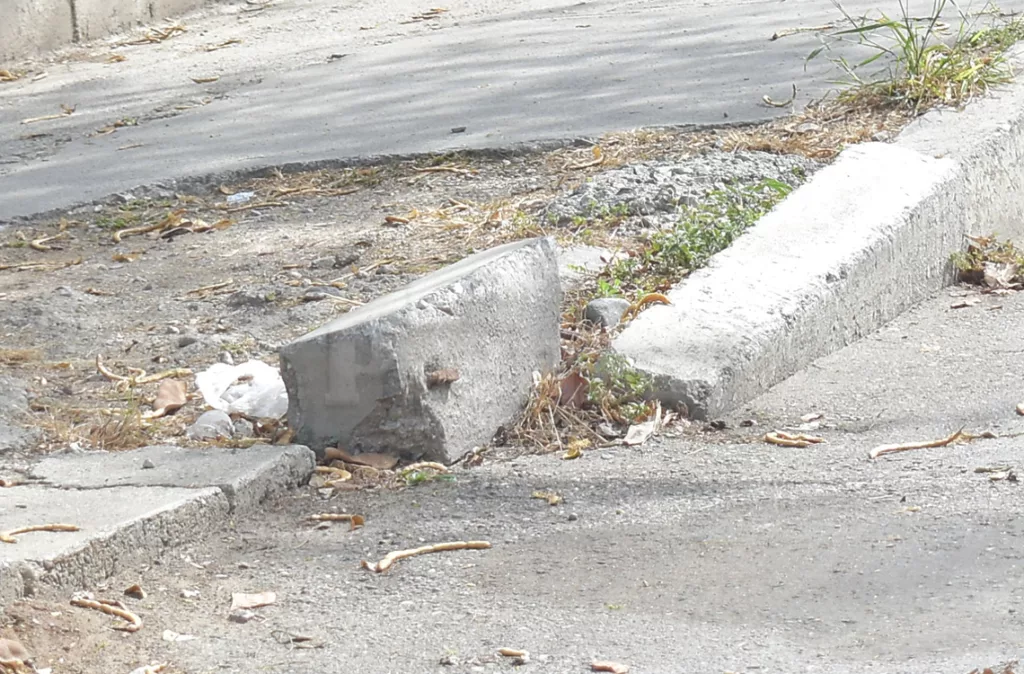 Aceras deterioradas y obstruidas ponen en peligro a los peatones en Barquisimeto