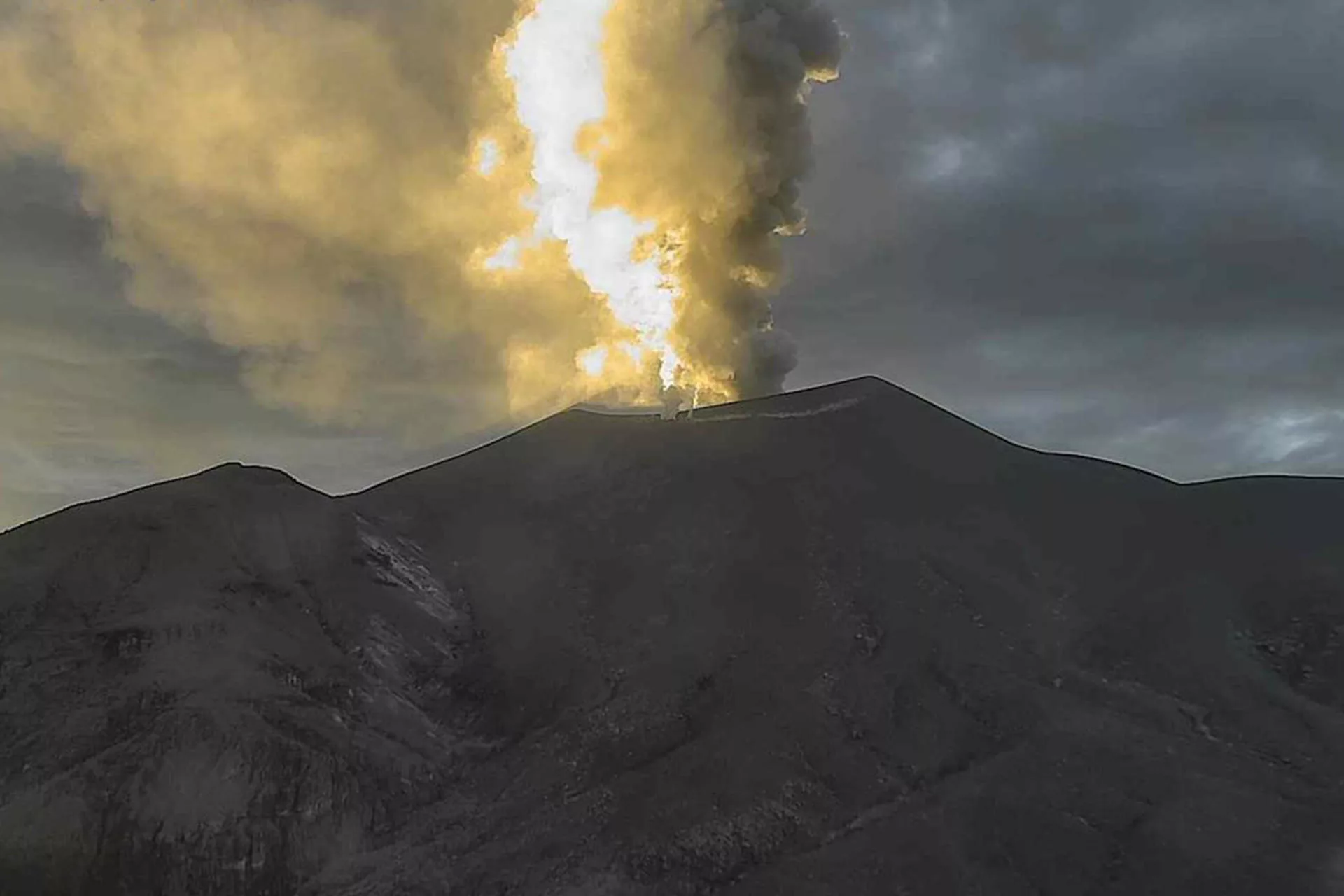El volcán Puracé de Colombia mantiene alerta naranja tras emitir columna de cenizas y gases