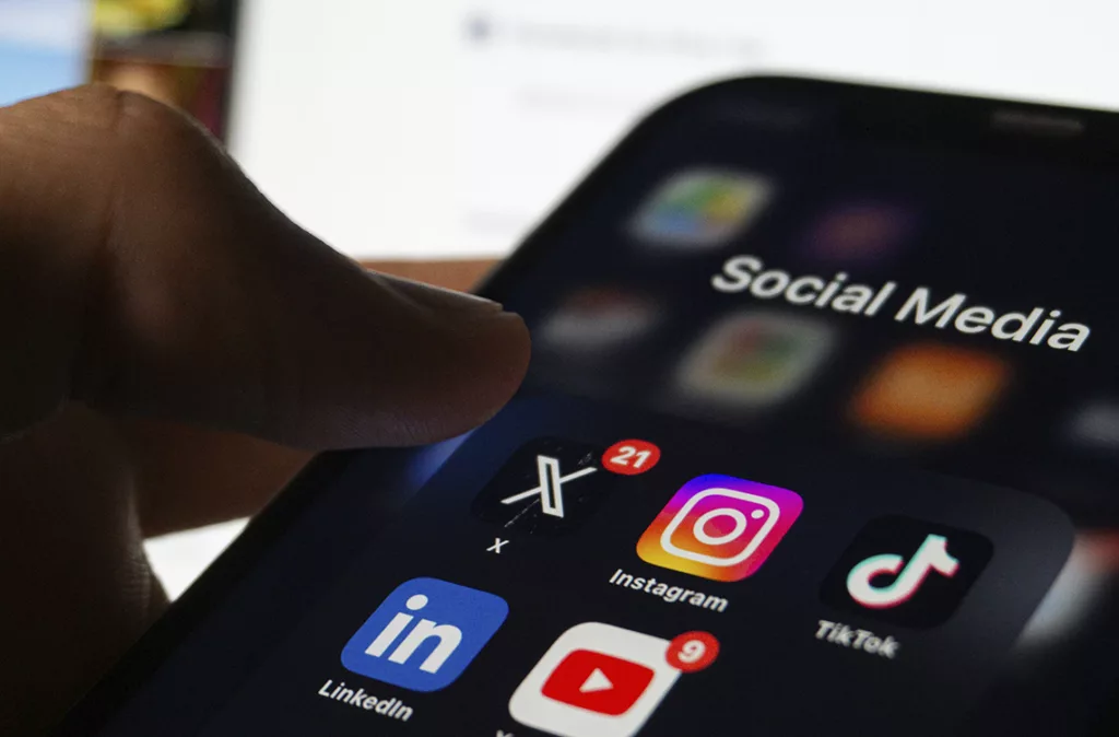 Australia se convierte en el primer país en prohibir redes sociales a menores de 16 años