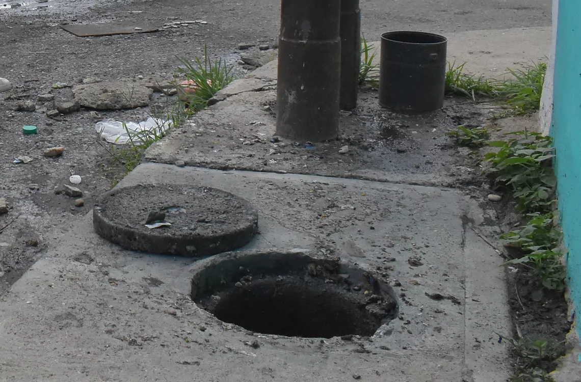 Colapso de cloacas agobia a vecinos en Agua Viva