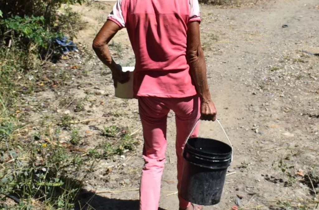 familias de El Peñuzco sin agua y con pésima vialidad