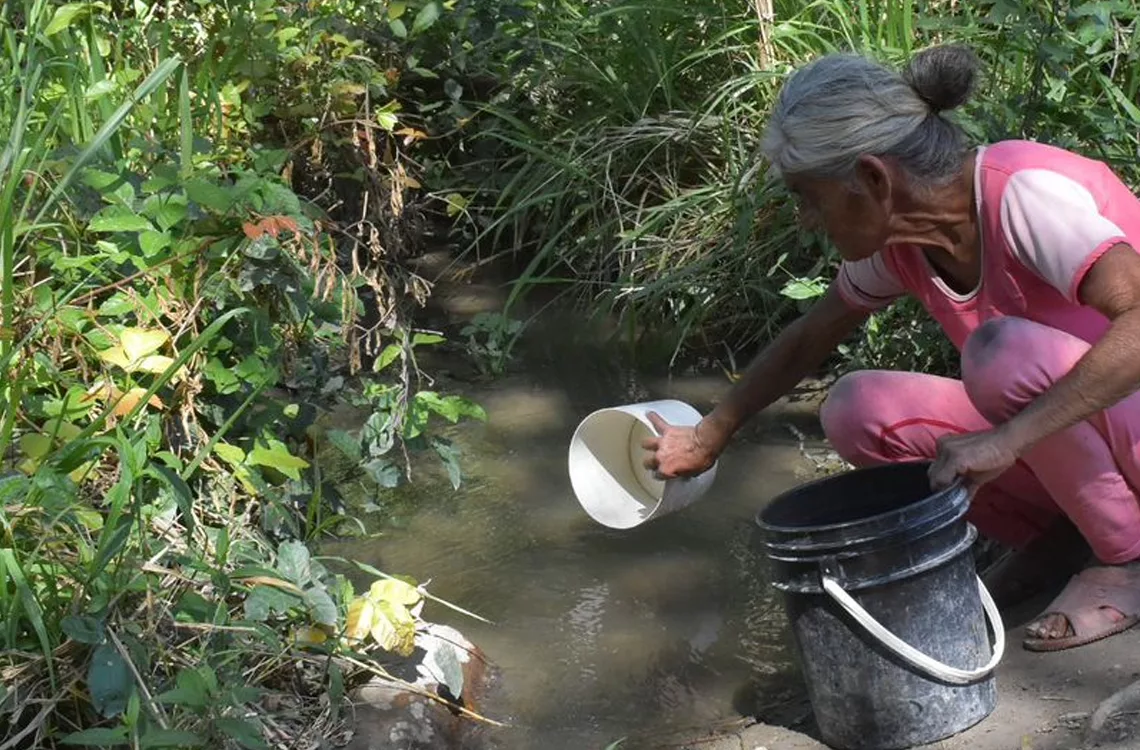 familias de El Peñuzco sin agua y con pésima vialidad
