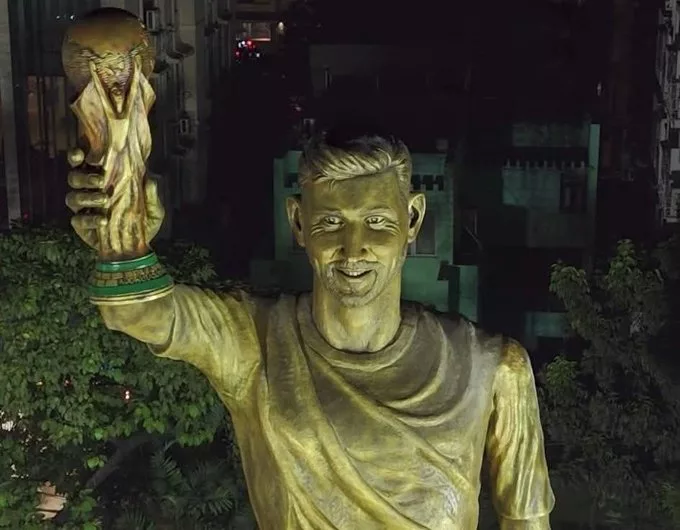 Visita de Messi en India causa estragos tras la inauguración de una estatua de 21 metros Visita de Messi en India causa estragos tras la inauguración de una estatua de 21 metros