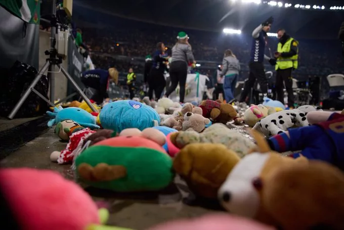 Lluvia de peluches del Real Betis bate récords con más de 25.000 recolectados