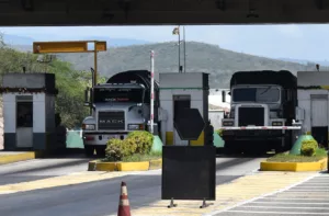 Transportistas exigen que pago de peajes se traduzca en mejores vías