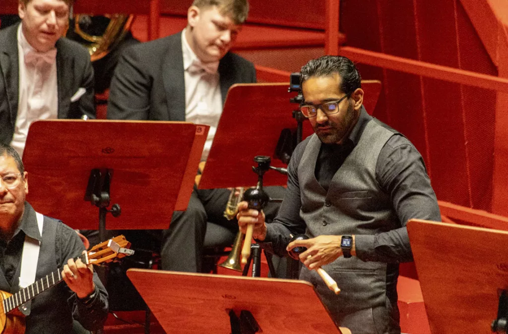 Rangel lleva a la academia el valor popular de las maracas